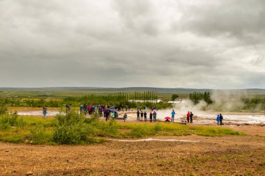 Haukadalur Vadisi 'ndeki jeotermal alan, Strokkur Gayzer, Altın Daire, İzlanda.