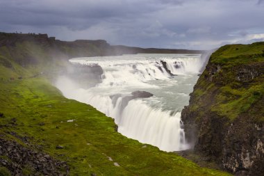 Gullfoss, İzlanda - 22 Ağustos 2015: Güneybatı İzlanda 'daki Altın Daire Turizm Yolu' nun bir parçası olan Hvita nehri üzerindeki Gullfoss şelalesinin panoramik manzarası. Altın Şelale