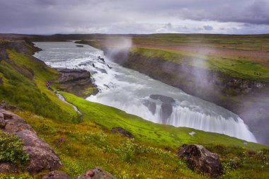 Gullfoss, İzlanda - 22 Ağustos 2015: Güneybatı İzlanda 'daki Altın Daire Turizm Yolu' nun bir parçası olan Hvita nehri üzerindeki Gullfoss şelalesinin panoramik manzarası. Altın Şelale
