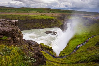 Gullfoss, İzlanda - 22 Ağustos 2015: Güneybatı İzlanda 'daki Altın Daire Turizm Yolu' nun bir parçası olan Hvita nehri üzerindeki Gullfoss şelalesinin panoramik manzarası. Altın Şelale