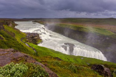 Gullfoss, İzlanda - 22 Ağustos 2015: Güneybatı İzlanda 'daki Altın Daire Turizm Yolu' nun bir parçası olan Hvita nehri üzerindeki Gullfoss şelalesinin panoramik manzarası. Altın Şelale