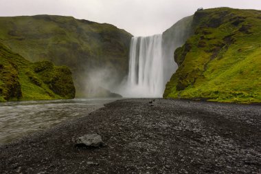 Skogafoss, İzlanda 'nın güneyinde, Skoga nehrinde şelale. Şelale, İzlanda 'nın eski kıyı şeridinin kayalıklarında yer almaktadır..