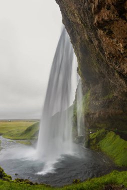 Seljalandsfoss, İzlanda 'nın Güney Bölgesi' nde şelale, Seljalands Nehri 'nin kaynağının volkan buzulu Eyjafjallajokull' a ait bir parçası..