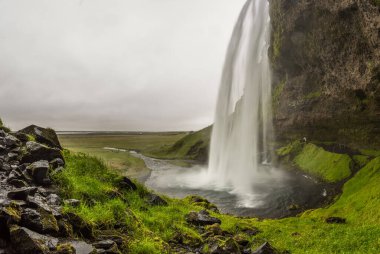 Seljalandsfoss, İzlanda 'nın Güney Bölgesi' nde şelale, Seljalands Nehri 'nin kaynağının volkan buzulu Eyjafjallajokull' a ait bir parçası..