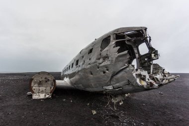 Solheimasandur plajı, İzlanda - 22 Ağustos 2015: Vik yakınlarındaki Solheimasandur plajında terk edilmiş bir Amerikan askeri uçağının enkazı.