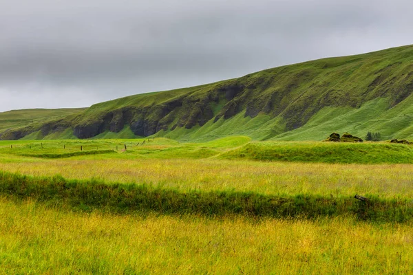 Colinas Verdes Carretera Circunvalación Sur Este Islandia Pastos Separados Por —  Fotos de Stock