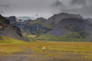 Vatnajokull Ulusal Parkı 'ndaki Skaftafell Buzulu manzarası. Güneydoğu İzlanda.
