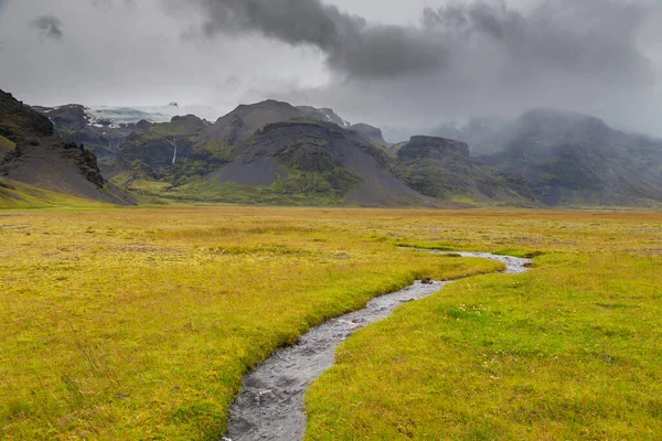 Vatnajokull Ulusal Parkı 'ndaki Skaftafell Buzulu manzarası. Güneydoğu İzlanda.