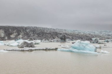 Buzul gölü, İzlanda 'daki Vatnajokull Ulusal Parkı' ndaki Skaftafell Buzulu 'nun önünde buz parçaları var..
