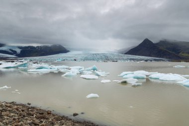 Fjallsorlon Buzul Gölü manzarası, güney Vatnajakull Buzulu. Vatnajokull Ulusal Parkı, İzlanda.