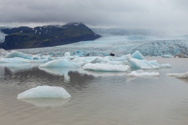Fjallsorlon Buzul Gölü manzarası, güney Vatnajakull Buzulu. Vatnajokull Ulusal Parkı, İzlanda.