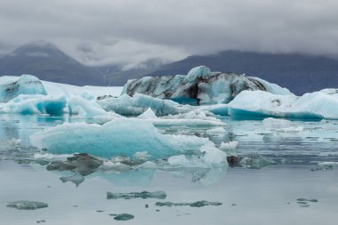 Jokulsarlon Buzul Gölü manzarası, güney Vatnajakull buzulu. Vatnajokull Ulusal Parkı, İzlanda.