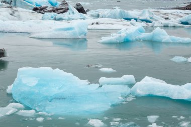 Jokulsarlon Buzul Gölü manzarası, güney Vatnajakull buzulu. Vatnajokull Ulusal Parkı, İzlanda.