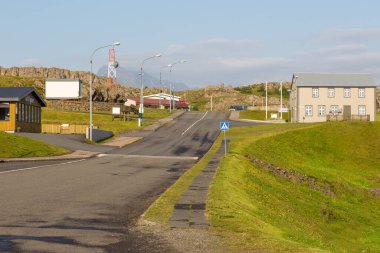 Djupivogur, İzlanda - 24 Ağustos 2015: Djuupivogur şehir merkezi, doğu kıyısında küçük bir kasaba.