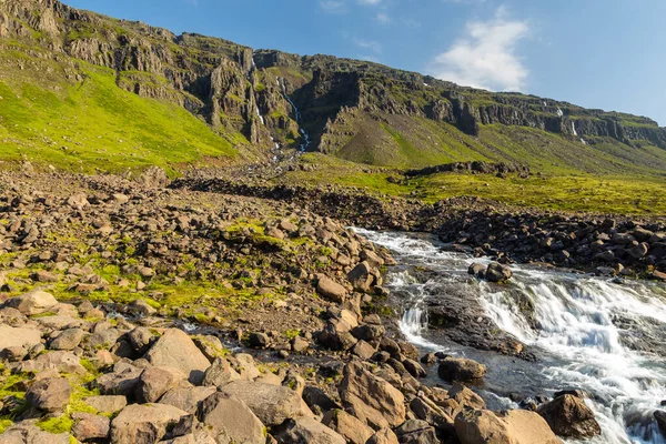 Ορεινός Ποταμός Και Καταρράκτης Στην Οδό Oxi Στην Ανατολική Ισλανδία — Φωτογραφία Αρχείου