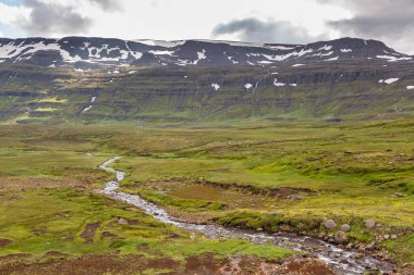 Austurland, İzlanda 'da dağ manzarası.