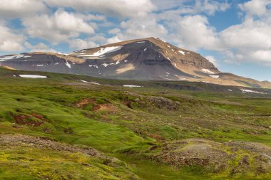 Austurland, İzlanda 'da dağ manzarası.