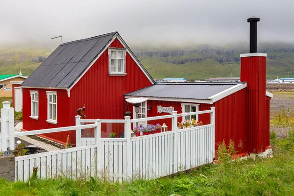 2015年8月24日 アイスランド セイディフジョルドゥール フィヨルドのそばにある港町セイディフジョルドゥールの木造建築物 背景にある山 — ストック写真
