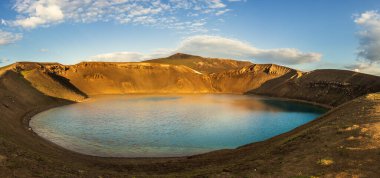 Krafla manzarası, İzlanda 'nın Myvatn bölgesinde İzlanda' da mavi krater gölü olan aktif bir kaldera..