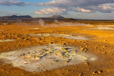 Hver, İzlanda - 24 Ağustos 2015: Kuzey İzlanda 'daki Krafla aktif volkanik sisteminin bir parçası olan Hver olarak bilinen kaplıca kaplıcası manzarası.
