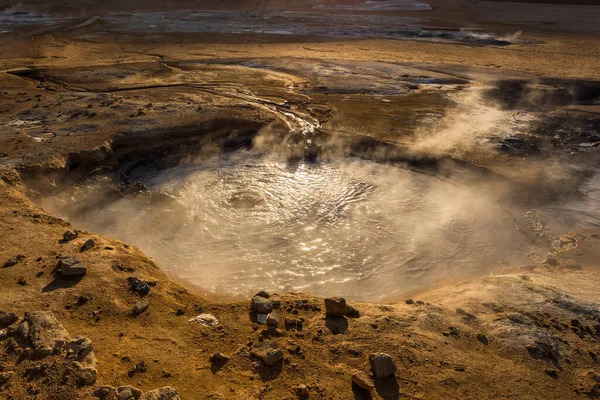 冰岛北部Krafla活火山系统的一部分 称为Hverir的温泉温泉区的景观 — 图库照片