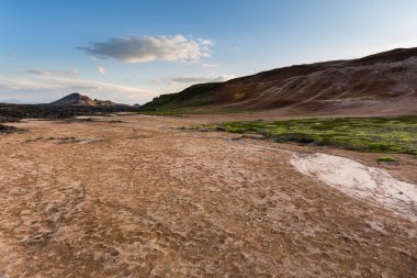 Ülkenin kuzey kesiminde, Krafla bölgesinde İzlanda yabanı manzarası. Arka planda dağlar, İzlanda.
