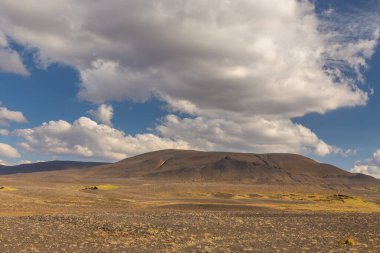 Ülkenin kuzey kesiminde, Krafla bölgesinde İzlanda yabanı manzarası. Arka planda dağlar, İzlanda.