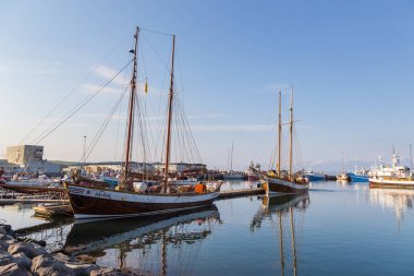 Husavik, İzlanda - 25 Ağustos 2015: Liman demirli kesiciler, halen balina izleme seyahatleri için kullanılıyor.