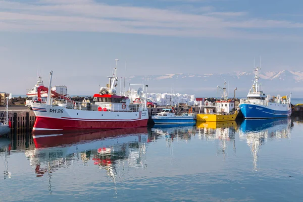 2015年8月25日 アイスランド フサヴィーク 現在鯨体観察のために使用されている港に係留されているカッター — ストック写真
