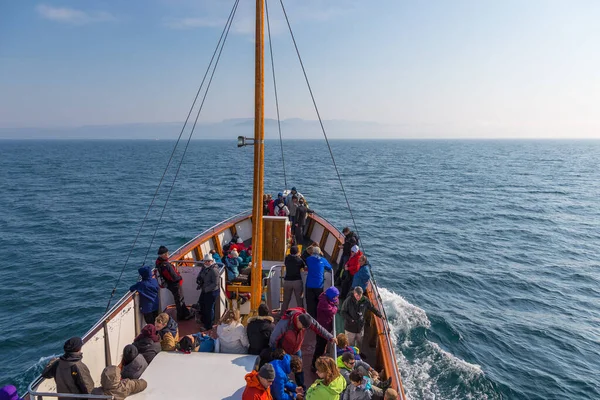 Husavik Islanda Agosto 2015 Turisti Bordo Della Barca Nel Mare — Foto Stock