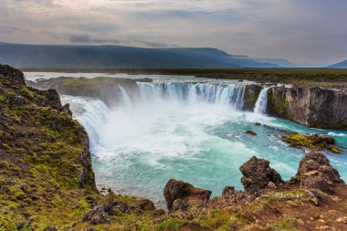 Godafoss manzarası, Kuzey İzlanda 'da şelale. Ana çevre yolu boyunca yer almaktadır. İzlanda 'nın en büyük ve en güzel şelalelerinden biri..
