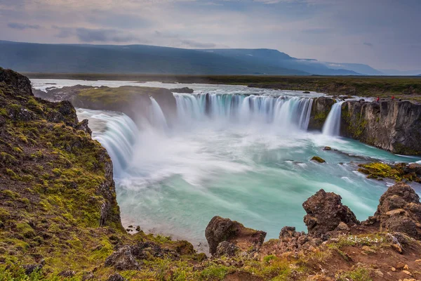 Godafoss manzarası, Kuzey İzlanda 'da şelale. Ana çevre yolu boyunca yer almaktadır. İzlanda 'nın en büyük ve en güzel şelalelerinden biri..