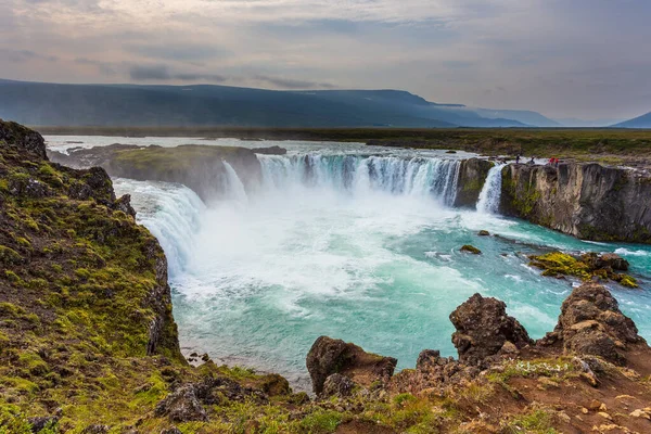 Godafoss manzarası, Kuzey İzlanda 'da şelale. Ana çevre yolu boyunca yer almaktadır. İzlanda 'nın en büyük ve en güzel şelalelerinden biri..