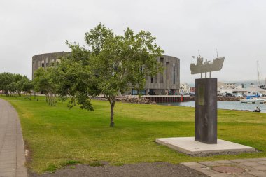 Akureyri, İzlanda - Ağustos: Kültür ve Konferans Merkezi manzarası. Modern, şehir merkezinde yuvarlak bir bina..