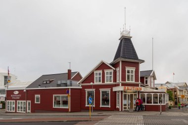 Akureyri, İzlanda - 25 Ağustos 2015: Adanın kuzeyinde küçük bir kasabanın modern binalarının manzarası.