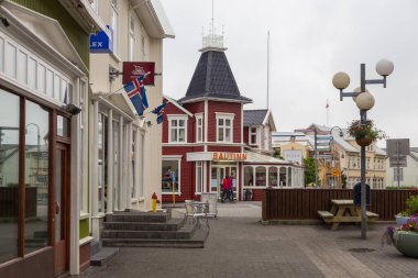 Akureyri, İzlanda - 25 Ağustos 2015: Adanın kuzeyinde küçük bir kasabanın modern binalarının manzarası.