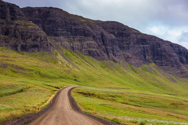 Camino Grava Largo Costa Hvammfjordur Montaña Alrededor Este Islandia — Foto de Stock