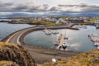 Stykkisholmur, İzlanda - 26 Ağustos 2015: Küçük Stykkisholmur kasabasındaki liman binaları. İzlanda 'nın batı kıyısı.