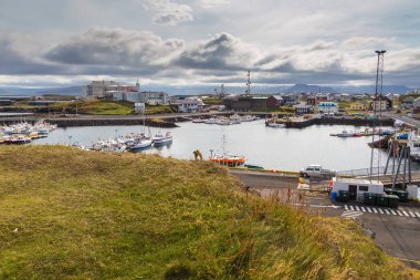 Stykkisholmur, İzlanda - 26 Ağustos 2015: Küçük Stykkisholmur kasabasındaki liman binaları. İzlanda 'nın batı kıyısı.