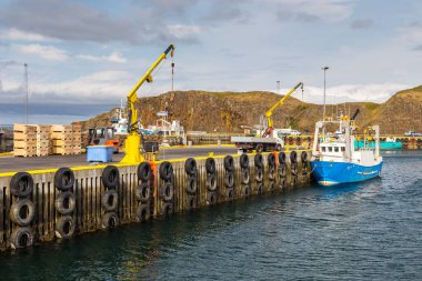 Stykkisholmur, İzlanda - 26 Ağustos 2015: Küçük Stykkisholmur kasabasındaki liman binaları. İzlanda 'nın batı kıyısı.