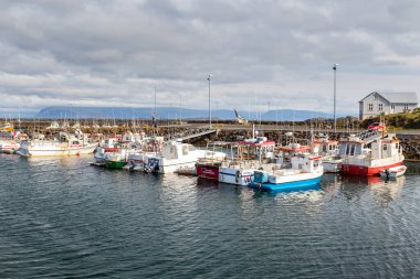 Stykkisholmur, İzlanda - 26 Ağustos 2015: Küçük Stykkisholmur kasabasındaki liman binaları. İzlanda 'nın batı kıyısı.