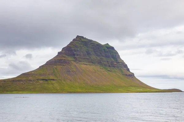 Snaefellsnes半岛上Grundafjordur湾的海岸景观 山周围 西冰岛 — 图库照片