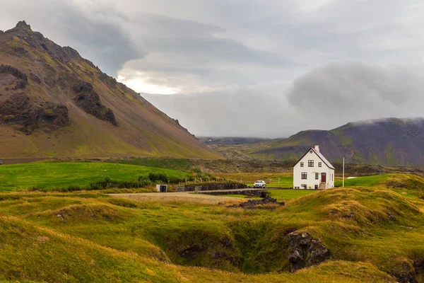 Arnarstapi Islandia Sierpnia 2015 Biały Tradycyjny Dom Małym Miasteczku Góry — Zdjęcie stockowe