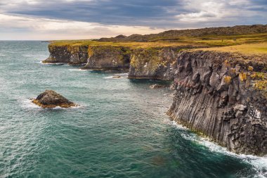 Snaefellsnes yarımadasının güney kıyısındaki Rocky bazalt kayalıkları. Londrangar kaya oluşumu. Arnarstapi, Batı İzlanda.