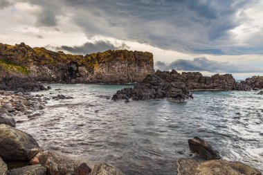 Snaefellsnes yarımadasının güney kıyısındaki Rocky bazalt kayalıkları. Londrangar kaya oluşumu. Arnarstapi, Batı İzlanda.