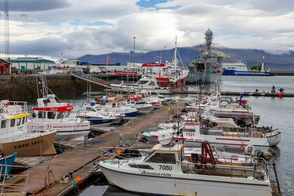 Reykjavik Zlanda Ağustos 2015 Başkentteki Liman Binaları Demirlemiş Tekneler Arka — Stok fotoğraf