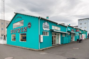 Reykjavik, İzlanda - 27 Ağustos 2015: Limanın restoran bölümü. Hofnin restoranının mavi binası. Başkentin popüler bir bölgesi..
