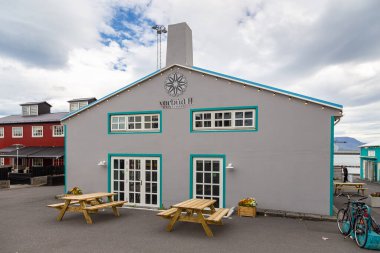 Reykjavik, İzlanda - 27 Ağustos 2015: Limanın restoran bölümü. Verbud 11 restoranının gri binası. Başkentin popüler kesimi.
