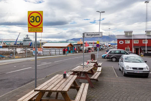 레이캬비크 아이슬란드 2015 Burgerjoint 항구의 레스토랑 탁자와 수도의 인기있는 — 스톡 사진