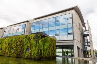 Reykjavik, İzlanda - 27 Ağustos 2015: Radhus Reykjavik, modern belediye binası ve Tjornin Gölü 'ndeki ziyaretçi merkezi.